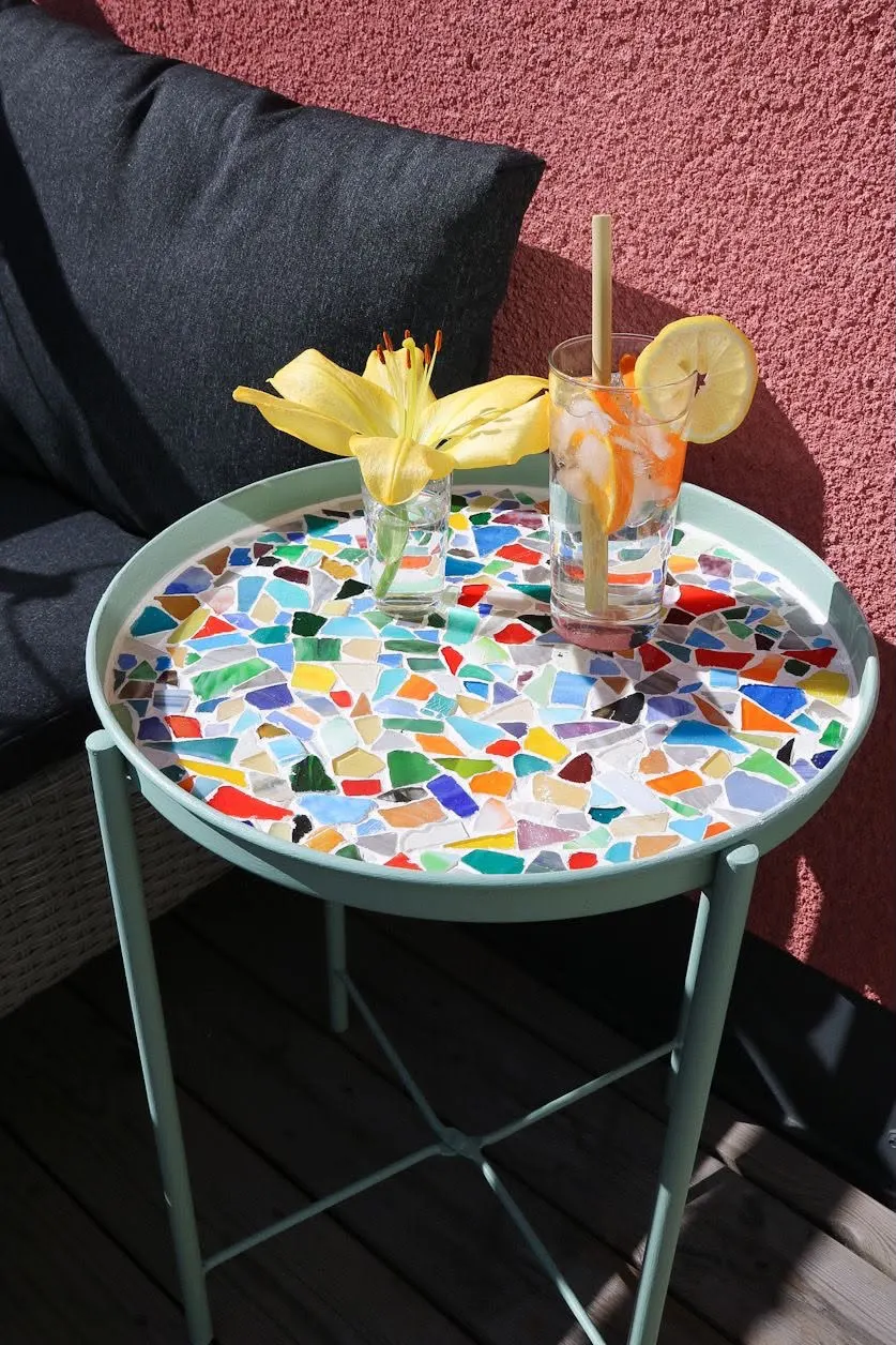 Bijzettafel versierd met een kleurrijke mozaïek gemaakt tijdens de mozaïek workshop