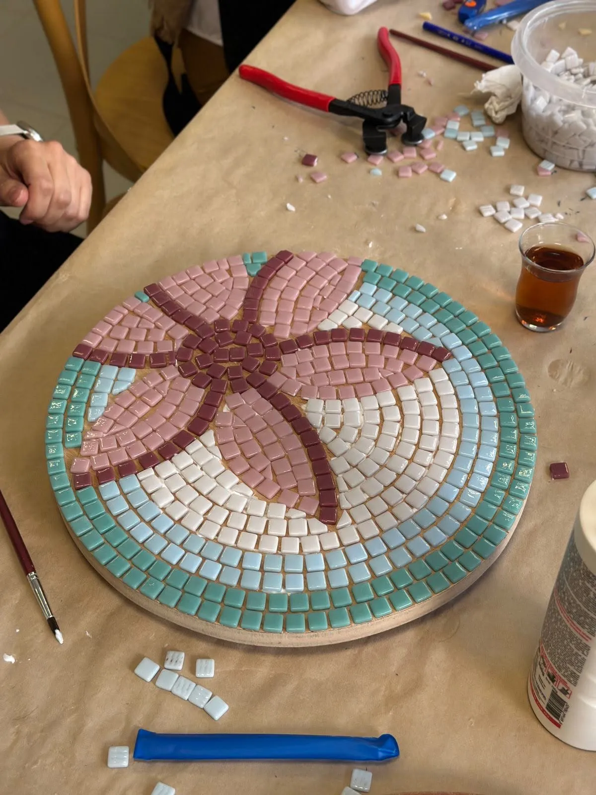 Mozaïek in wording op een workshoptafel tijdens een creatieve teambuilding